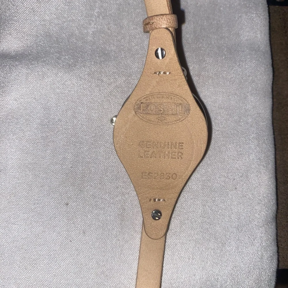 Women’s Fossil Watches Genuine Leather - Picture 4 of 4